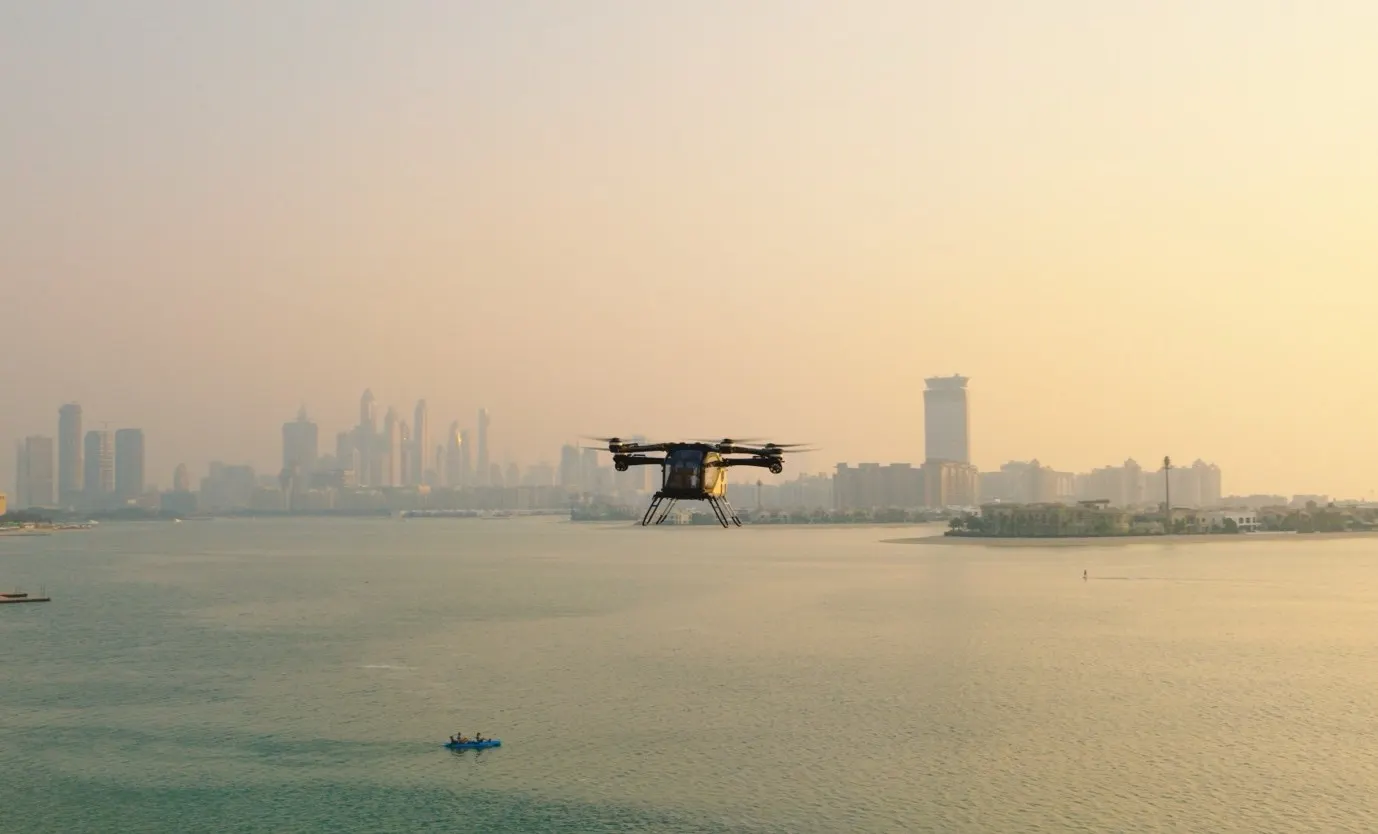 Il velivolo di Aridge in volo sul mare davanti a Dubai