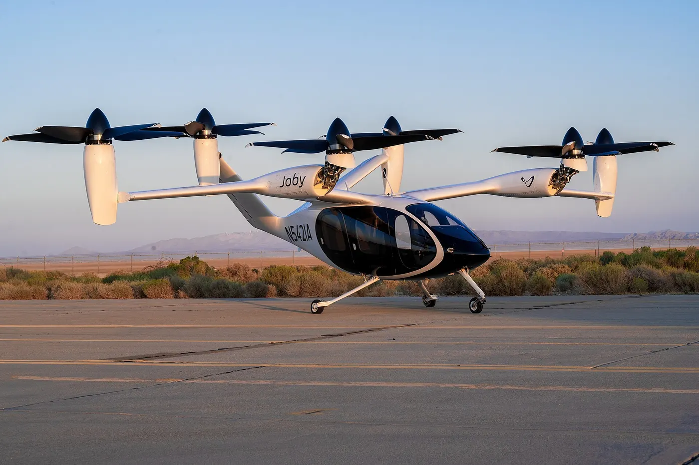 Il taxi aereo Joby S4 a terra in una base aerea